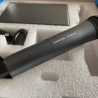 Sennheiser XSW 1-835 Wireless Vocal Set with e835 Dynamic Microphone - Band A (548-572 MHz) 2010s - Black image 4