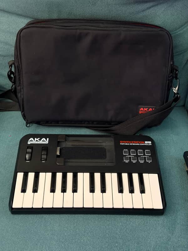 Akai SynthStation 25 iPad MIDI Keyboard Controller 2010s - Black image 1