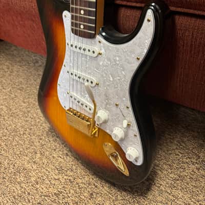 Fender Deluxe Players Stratocaster with Rosewood Fretboard 2005 - 2016 - 3-Color Sunburst image 2
