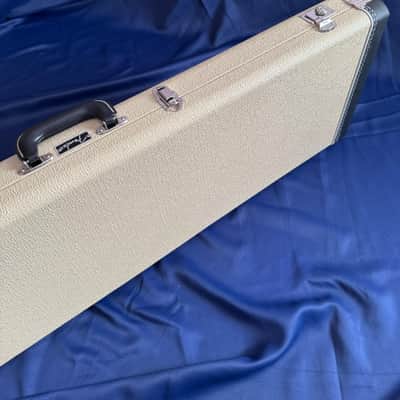Fender G&G Deluxe Strat/Tele Hardshell Case, Blond with Red Satin Interior image 8