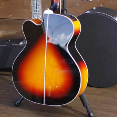 Takamine B72CE-BSB - Sunburst image 15