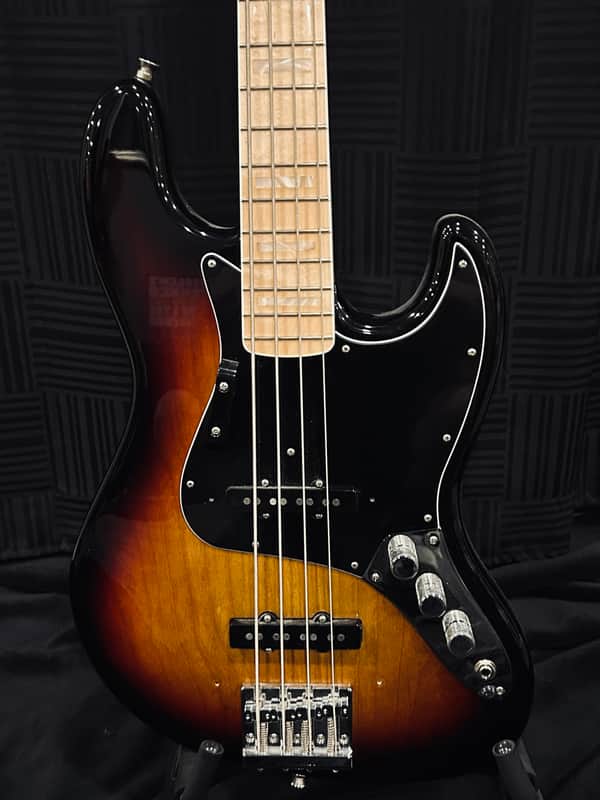 Fender American Original '70s Jazz Bass with Maple Fretboard