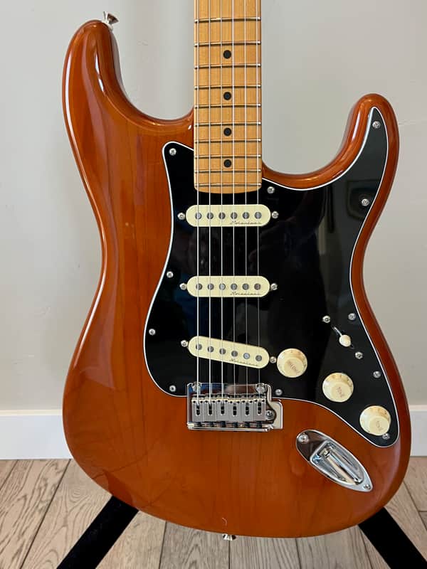 Fender Player Plus Stratocaster with Maple Fretboard 2023 - Present - Sienna Sunburst