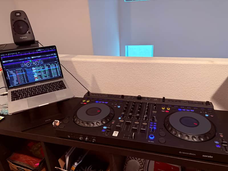 Pioneer DDJ-GRV6 4-channel performance DJ controller