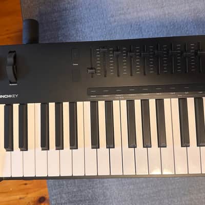 Novation Launchkey 61 MKIV MIDI Keyboard Controller 2024 - Present - Black image 6