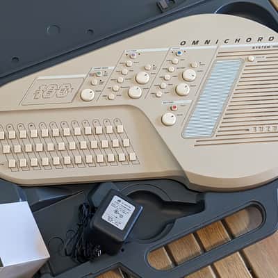 Suzuki OM-100 Omnichord w/ Case *serviced* image 1