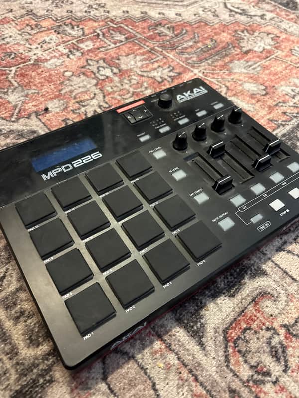 Akai MPD226 2015 - Present - Black image 1
