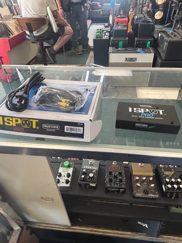 Truetone 1 SPOT PRO CS6 6-output low-profile isolated guitar pedal power supply image 1