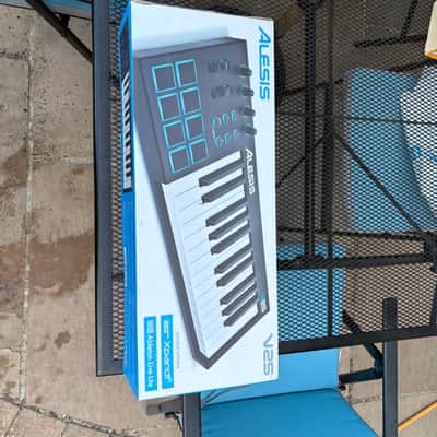 Alesis V25 25-key USB MIDI Controller with Beat Pads 2017 - 2022 - Black image 2