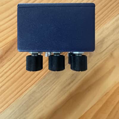 Walrus Audio Julianna Deluxe Chorus / Vibrato 2020 - Present - Blue image 4