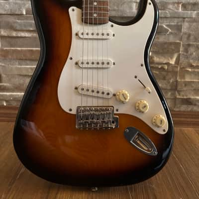Squier Affinity Series Stratocaster with Indian Laurel Fretboard 2021 - Present - 3-Tone Sunburst image 2