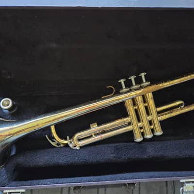 Yamaha YTR-2320 Trumpet. Japan. Good cond if get curves un-stuck. With case & MP image 14
