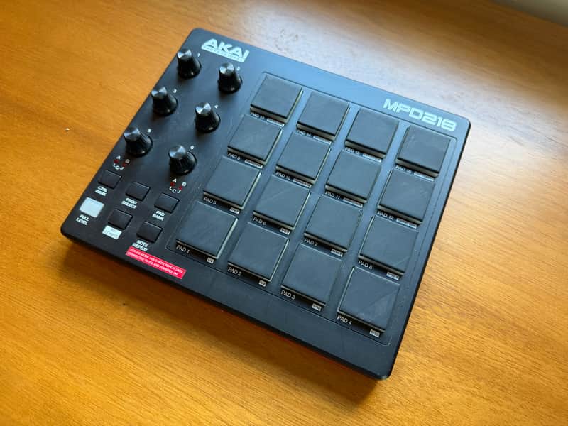 Akai MPD218 2015 - Present - Black image 1