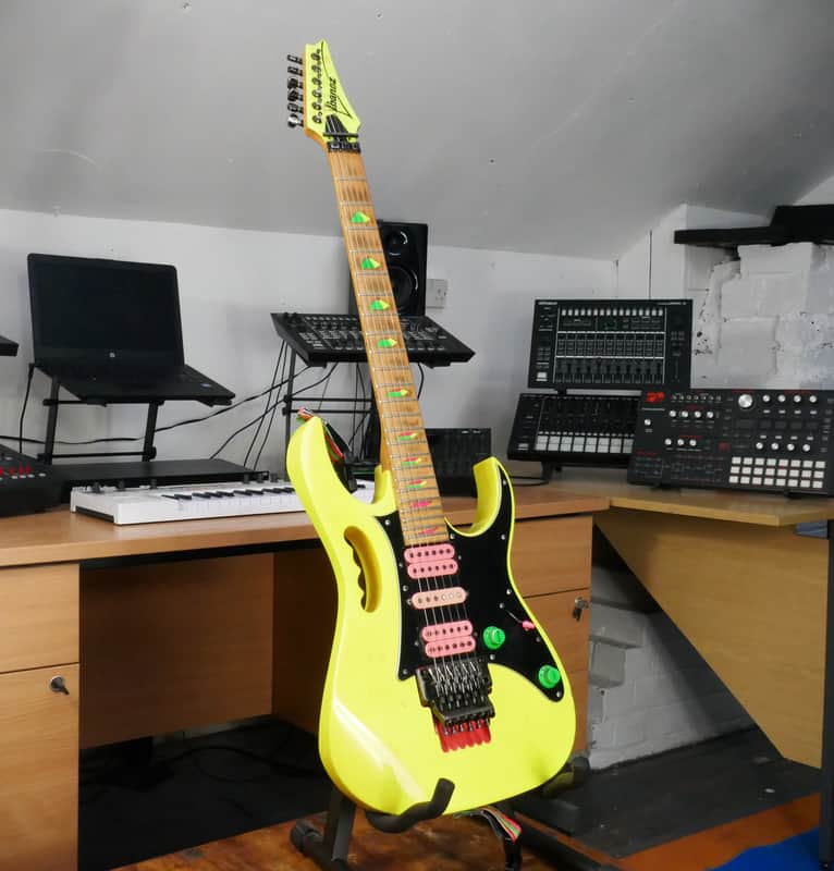 Ibanez JEM777DY Desert Yellow – 1988 First Generation Steve Vai Signature – Disappearing Pyramid Inlays – Original Pink Logo Ibanez Case image 1