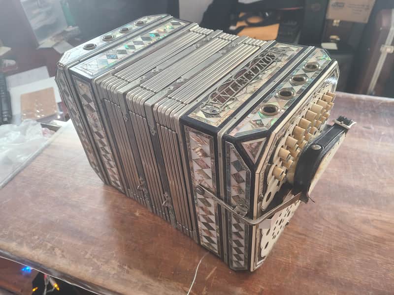 Pearl Queen Concertina 1919 - Black Lacquer/Abalone image 1