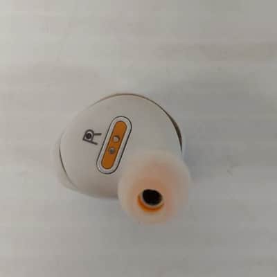 B & O E8 Motion Earbuds image 11
