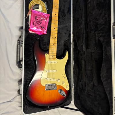 Fender American Deluxe Stratocaster with Maple Fretboard 2011 - 2015 - 3-Color Sunburst with Fender hard case image 5