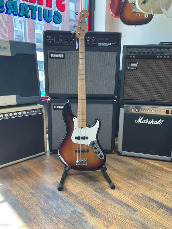Fender American Deluxe Jazz Bass with Maple Fretboard