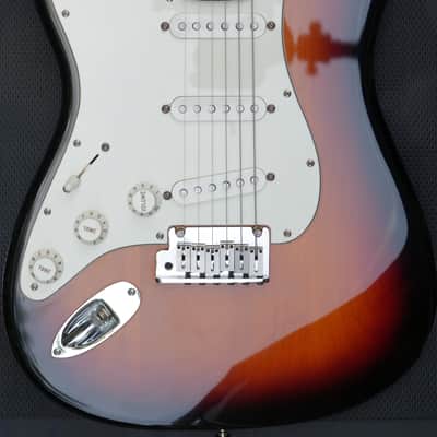 2001 Fender American Stratocaster Left-Handed with Rosewood Fretboard 3-Color Sunburst image 3