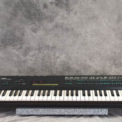 YAMAHA DX7 II-FD Digital Programmable Algorithm Synthesizer in Very Good.
