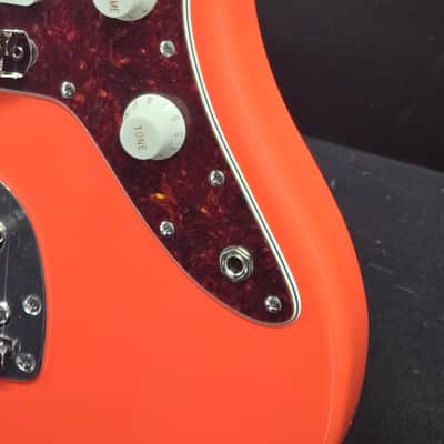 Squier 0374083511 Classic Vibe™ '60s Jazzmaster®, Laurel Fingerboard, Tortoishell Pickguard, Tahitian Coral image 5