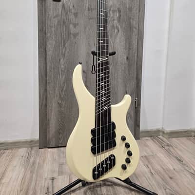Dingwall ABZ 5 2023 - Vintage matte White image 2