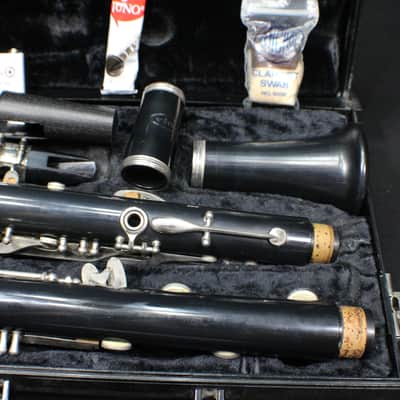 A Vito Reso-Tone Bb Clarinet in it's Original Case with Extras   # 33 C image 4