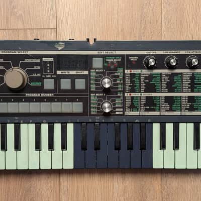 Korg MicroKORG 37-Key Synthesizer/Vocoder 2002 - 2019 - Silver