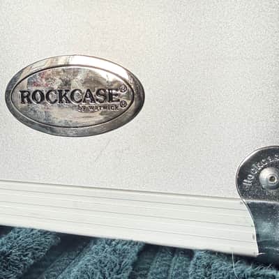 AS NEW Warwick - Buzzard / Stryker - Professional Line - Electric Bass Flight Case (RockCase) 2020's - Aluminum / SIlver image 9
