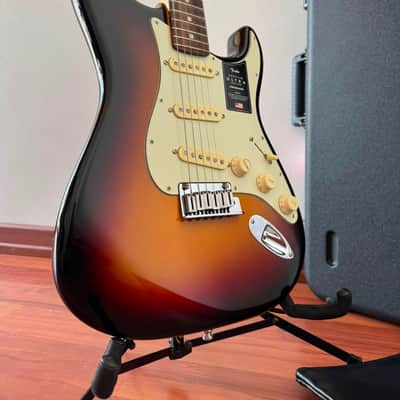 Fender American Ultra Stratocaster 2021 - Ultraburst image 2