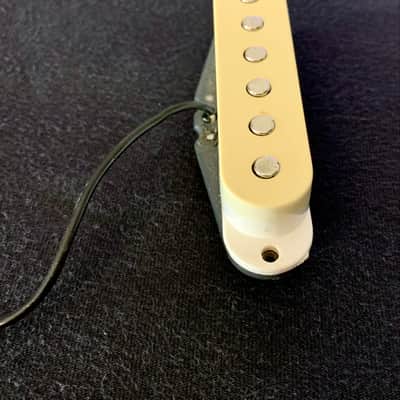 Single Coil Pickup with Aged Cover, plus Screws and Springs (Aged White) image 4