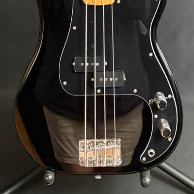 Squier Classic Vibe 70's Precision Bass 4-String Bass Guitar Gloss Black Finish (870)