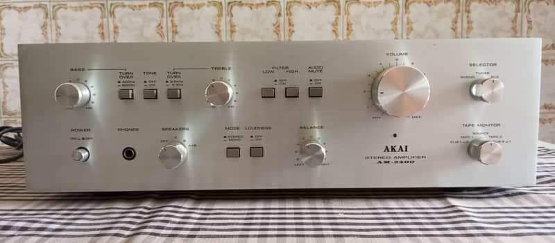 Akai AM 2400 hi fi stereo amplifier (1978) image 1
