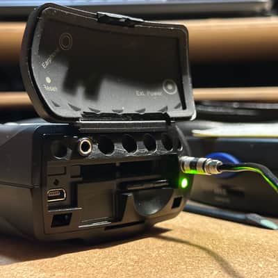 Brüel & Kjær Hand-held Analyzer Type 2250-L + Prepolarized Free-Field ½" Mic Type 4950 + Sound Calibrator Type 4231 image 3