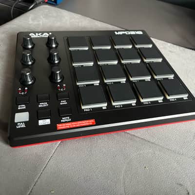 Akai MPD218 2015 - Present - Black image 1