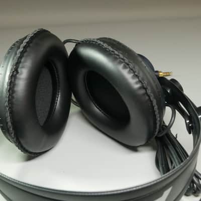 UNUSED AKG K240 MKII Professional Semi-Open Back Studio Headphones w/ New Pads and Coil Cable image 5
