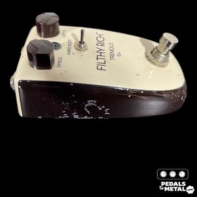 Danelectro Billionaire Filthy Rich Tremolo 2010s - Cream/Black X9435 image 2