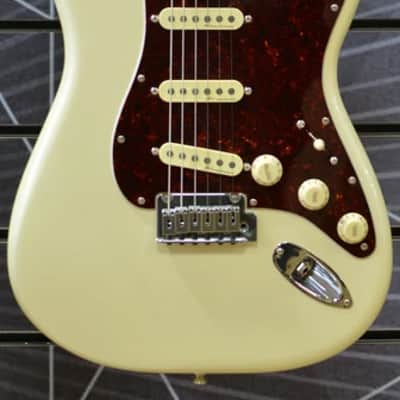 Fender Player Plus Stratocaster Olympic Pearl -  Incl Delux Gig Bag B Stock image 6
