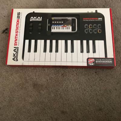 Akai SynthStation 25 iPad MIDI Keyboard Controller 2010s - Black image 1