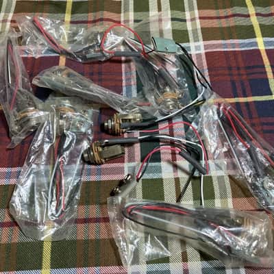 Genuine NOS EMG Battery Clip & Switchcraft Output Jack for Guitar/Bass, Soldered image 3