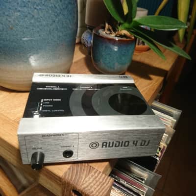 Native Instruments Audio 4 DJ 2012 - Alu image 1