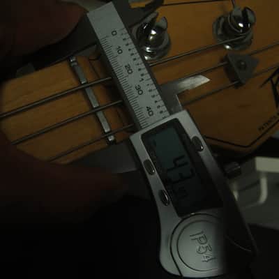 Peavey T40 Bass Guitar image 8