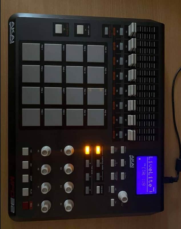 Akai MPD32 2010s - Black image 1