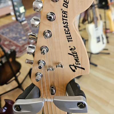 Classic Player Tele® Deluxe w/ Tremolo, Maple Fingerboard, 3 Tone Sunburst image 2