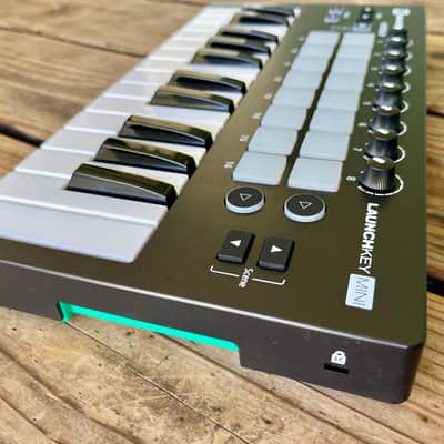 Novation Launchkey Mini MKII MIDI Keyboard Controller with Gator Case image 5