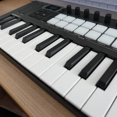 Novation Launchkey Mini 25 MKIV MIDI Keyboard Controller 2024 - Present - Black image 2