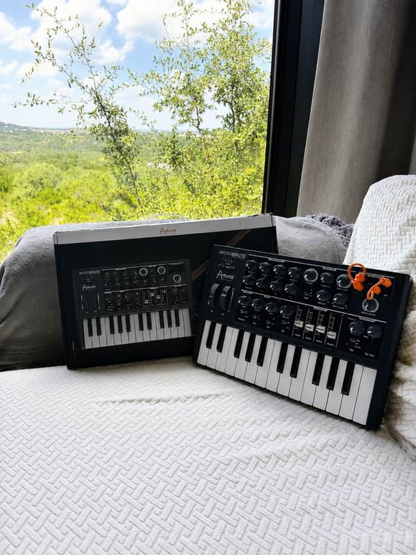 Arturia MicroBrute 25-Key Synthesizer 2014 - Present - Black image 1