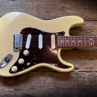 1994 Fender Stratocaster Deluxe Plus in Blonde finish & hard shell case image 19