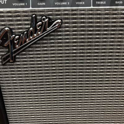 Fender Super Champ XD with cover and pedal image 3