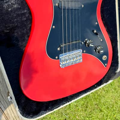 Fender Bullet Deluxe with Rosewood Fretboard 1981 - 1982 - Red image 4